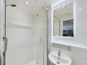 shower room - click for photo gallery